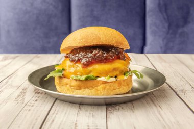 Bir hamburgerde lezzet patlaması: çörek, sığır eti, sahanda yumurta, avokado ve ev yapımı mayonez.