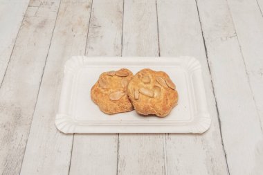 Beyaz kraliyet kremalı zencefilli kurabiye ve baharatlı kurabiye. Noel düğmeleri şeklinde ve tarçın ve karanfil kokulu..