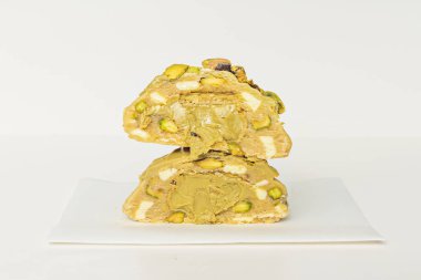 Beyaz çikolata parçalı yeşil kibritli kurabiyeler, canlı yeşil renk ve toprak aromalı.,