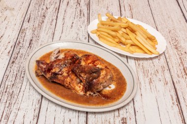 Limonlu ve kekikli Yunan usulü kızarmış tavuk yanında da kızarmış peynir ve zeytinli patates.