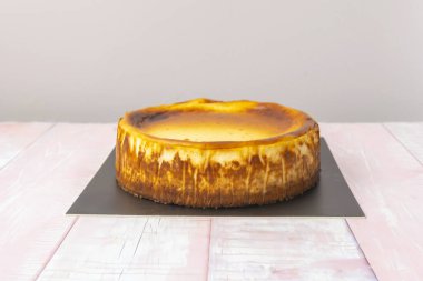 Son derece yumuşak ve hafif Japon usulü pamuklu cheesecake, pamuklu ve narin görünümlü, bir bain-marie fırında