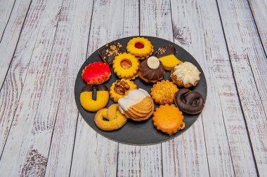 Pastel renkli badem kurabiyeli Fransız çay hamur işleri badem finansörleri ve şeker tozlu kabuk şekilli madeleinler.