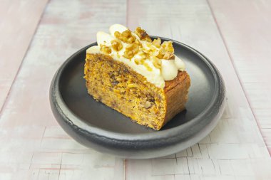 Yoğurtlu kek, ekstra kabarık ve nemli, vanilya aromalı ve pudra şekeri ve taze böğürtlenlerle süslenmiş.