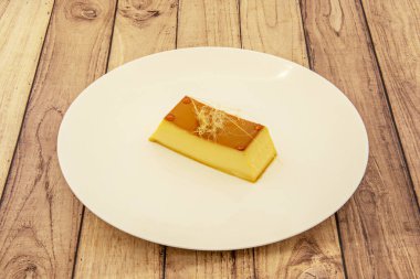 Geleneksel el yapımı turta, şekerin yumurta ve süt karışımından önce metal kalıpta karamelize edildiği yer.