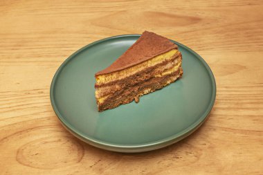 Karamelli elma gevreği ve tarçınlı geleneksel elmalı tart.