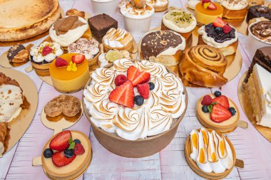 Kahve, kremaya batırılmış espresso katılmış kek ile kakao çekirdeğiyle süslenmiş, kahve likörüyle süslenmiş.