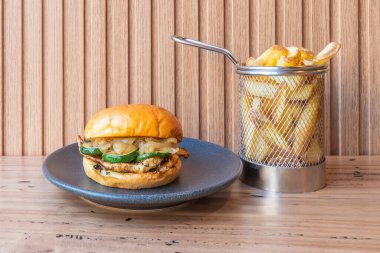 Biraz tatlı brioche ekmeği, İsviçre peyniri, sotelenmiş mantar ve karamelize soğanlı kaliteli hamburger., 