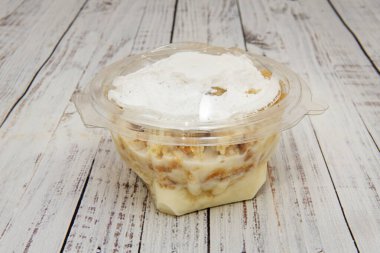 Çikolata, kakaolu sünger tabanlı, sütlü ve yarı çikolatalı ganache soslu bir pasta.