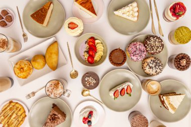 Latin Amerika tatlılarının bir seçimi: meyveli tres leches, jöleli alfajores, ve çikolata dippers ile kıvrılmış churros.