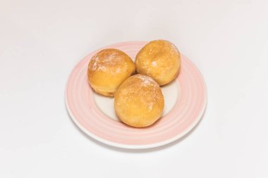 Pudra şekeri ve tarçınla kaplanmış altın ve çıtır börekler, yeni hazırlanmış ve sade bir hasır sepsiyona konmuş..