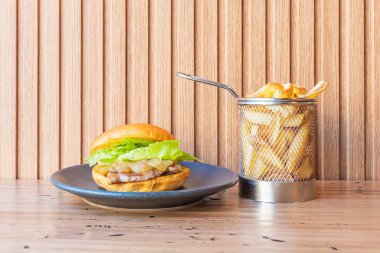 Açık çörekli bir hamburgerin sanatsal fotoğrafı.