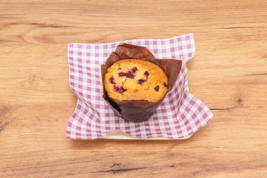 Balkabağı kekleri karanfil ve hindistan cevizi ile baharatlı, kır tarzı Çin porselenlerinde servis ediliyor ve sade süslerle süsleniyor.