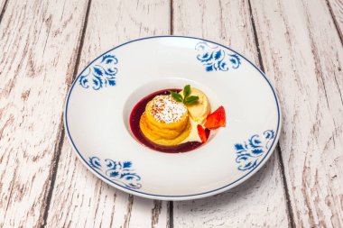 Glütensiz çikolatalı sufle ipeksi ganache merkezi, toz şekerle kaplanmış ve yanında 