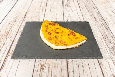 Dominolu Cachapa: Kızarmış siyah fasulye ile rendelenmiş beyaz peynir ve kızarmış plantai.