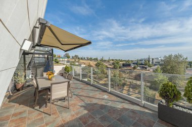 Yapay çimenli teras ve ahşap platform ve mutfak gereçleri ile sınırlandırılmış yoga alanı.