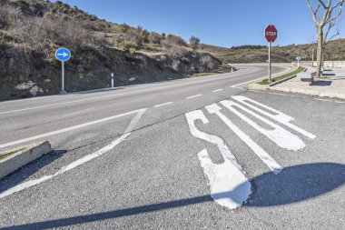 Kayaların yüzeyine oyulmuş güzel bir yol. Aralıklı tüneller ve kanyonlara doğal bakış açıları. Yaprak döken ormanlarla kaplı..