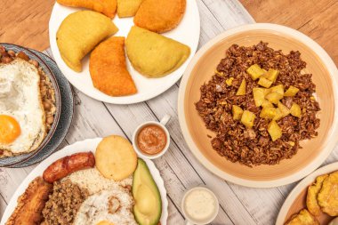 Bogot Changua 'yı süt suyu, haşlanmış yumurta, kişniş ve kapari ile rahatlatıyor. Seramik konteyner  