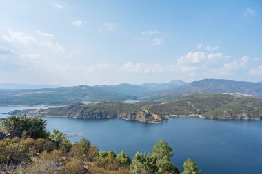 Güneş doğarken uzun süre görüntülenir ve suyu leylak rengi gökyüzünün altında ipek bir yüzeye dönüştürür.