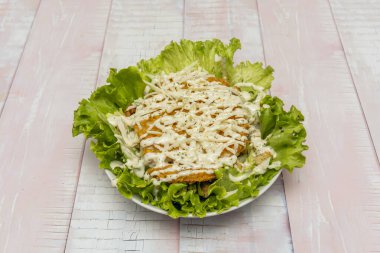 Avokado ve domatesli tavuk salatası, limon hardallı vinaigrette ile giyinmiş, yemeğin taze ve hafif tadını arttırıyor..