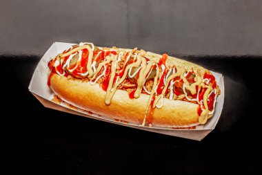 Sıcak buhar, bir fincan sıcak kibrit çayından yavaşça yükseliyor.  