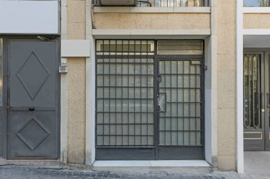 Gerektiğinde elektronik olarak karartılabilen akıllı cam bölmeli küçük bir işletme.