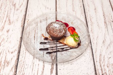 Bulut benzeri seramik kalıplı mini çikolatalı sufle.  ,  