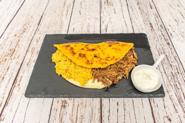 Biftekli el yapımı burger, erimiş peynir, dilimlenmiş domates ve tereyağlı marul. 