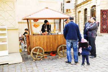 fast food ve sokak Restoranlar satıcı ile şehrin sokaklarında yürürken kişilik bir kalabalık