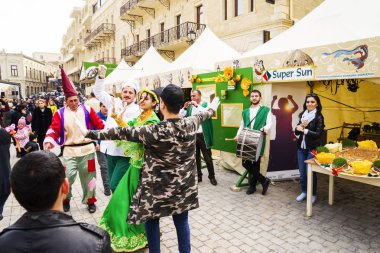 fast food ve sokak Restoranlar satıcı ile şehrin sokaklarında yürürken kişilik bir kalabalık