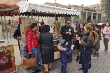 fast food ve sokak Restoranlar satıcı ile şehrin sokaklarında yürürken kişilik bir kalabalık