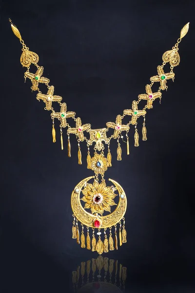 Hembra oro oriental turco vintage mujer joyas hechas a mano sobre un fondo negro.Pendientes, anillos, colgantes — Foto de Stock