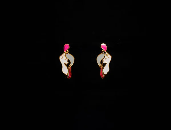 검은 바탕에 황금 earings — 스톡 사진