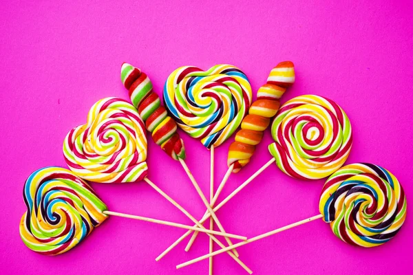 Arco Iris Piruleta Remolino Palo Madera Sobre Fondo Papel Rosa — Foto de Stock