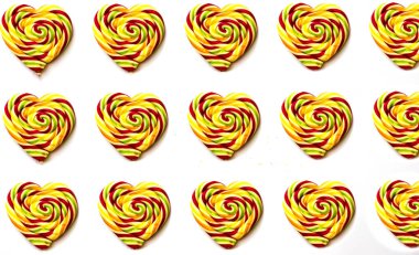 çok renkli lolipop kıvrımlı büyük şeker tahta çubuk üzerinde hippi gökkuşağı beyaz arka planda izole, düz yatıyordu