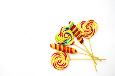 Çok renkli, farklı tatlılar, beyaz arka planda lolipoplar. Uzayı kopyala Üst görünüm, tatlı konsepti