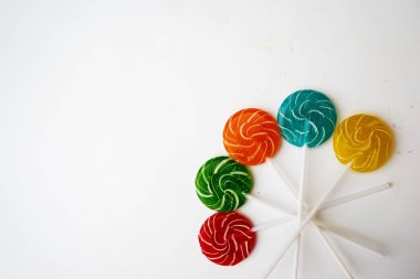 Çok renkli, farklı tatlılar, beyaz arka planda lolipoplar. Uzayı kopyala tatlı konsepti