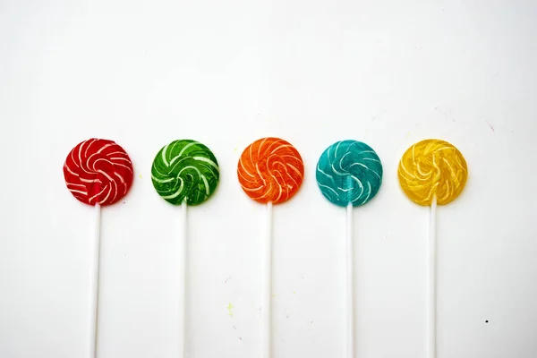 多色のお菓子白い背景にロリポップコピースペーストップビュー お菓子のコンセプト — ストック写真