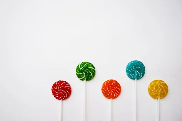 Multicolor Diferentes Dulces Piruletas Sobre Fondo Blanco Copiar Espacio Vista —  Fotos de Stock