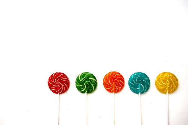 五颜六色 不同的糖果 白色背景上的棒棒糖 复制空间 甜蜜的概念 — 图库照片