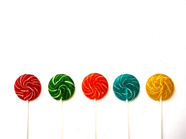 Bunte Verschiedene Süßigkeiten Lutscher Auf Weißem Hintergrund Kopierraum Draufsicht Süßigkeiten — Stockfoto
