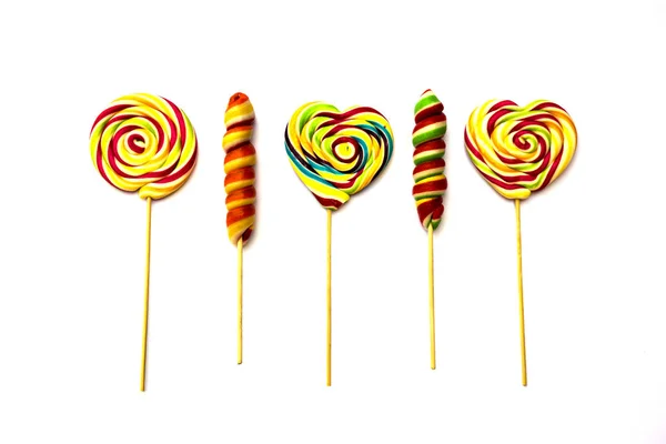 五颜六色的糖果和孤立的白色背景上的棒棒糖 — 图库照片