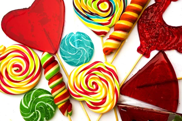 Bunte Bonbons Und Lutscher Mit Stick Isoliert Auf Weißem Hintergrund — Stockfoto