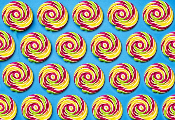 色の違うお菓子青い背景のロリポップトップビュー お菓子のコンセプト — ストック写真