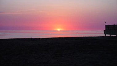 Genç bir adam dizüstü bilgisayarında yazı yazıyor, kulaklıklardan müzik eşliğinde başını sallıyor.