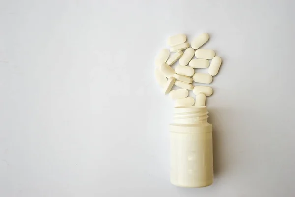 Gyógyszer Palack Gyógyszer Tabletta Izolált Fehér Alapon Orvosi Kiegészítők — Stock Fotó