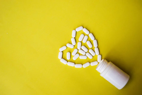 Szív Készült Tabletták Tabletták Sárga Alapon Válogatott Gyógyszerészeti Gyógyszer Tabletták — Stock Fotó