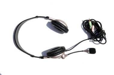 Beyaz arka planda mikrofon olan siyah kulaklık.