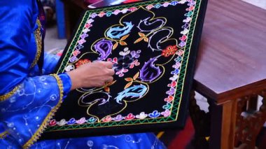 Nakış sanatı nakış, motifler iyi bilinen çiçek tasarımlarıdır. El işi, Azerbaycan 'da usta bir zanaatkarın iğne işidir. Eski sanat eserleri..