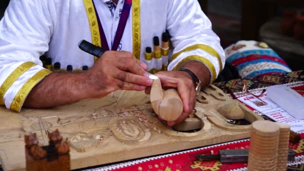 Talla Madera Hombre Artista Crea Figura Femenina Mediante Uso Martillo — Vídeos de Stock