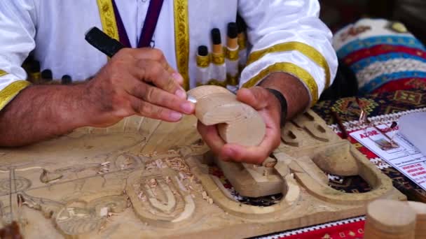 Talla Madera Hombre Artista Crea Figura Femenina Mediante Uso Martillo — Vídeos de Stock